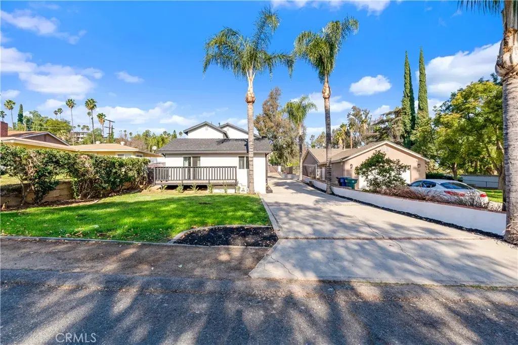 7247 Pontoosuc, Riverside