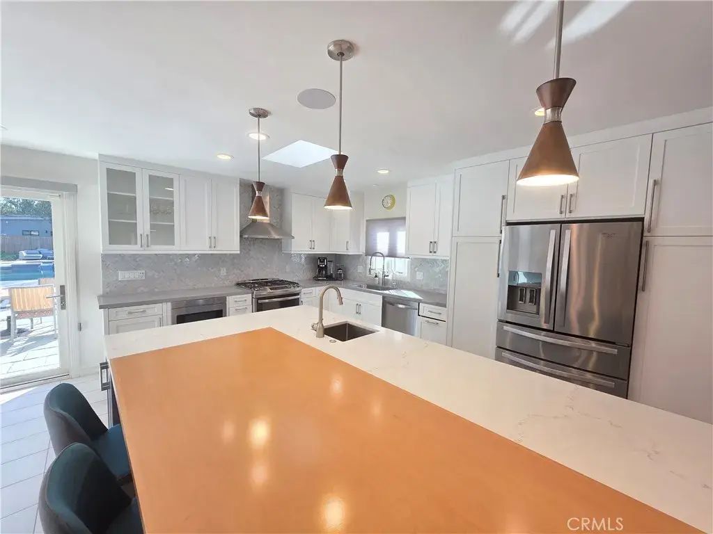 23400 Collins, Woodland Hills