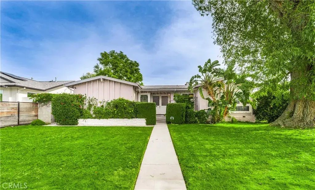 6922 Woodlake Avenue, West Hills