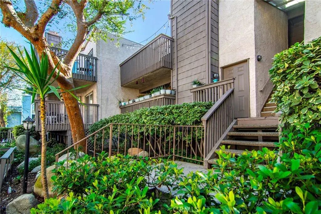 18316 Hatteras 27, Tarzana