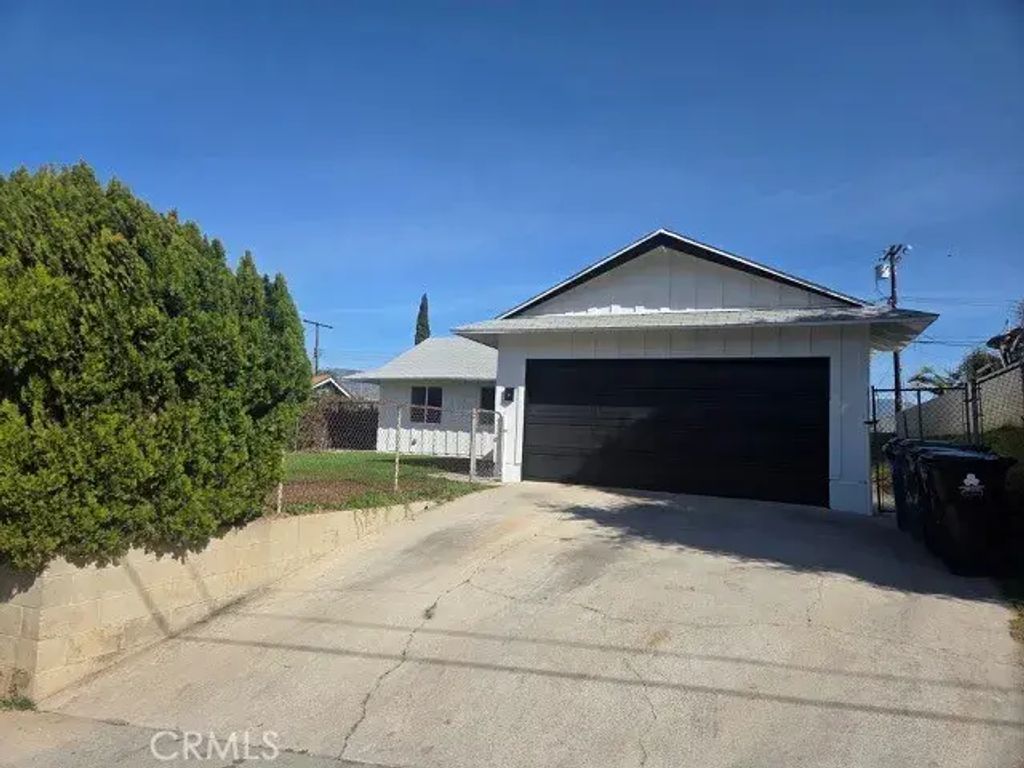11010 Borden, Pacoima