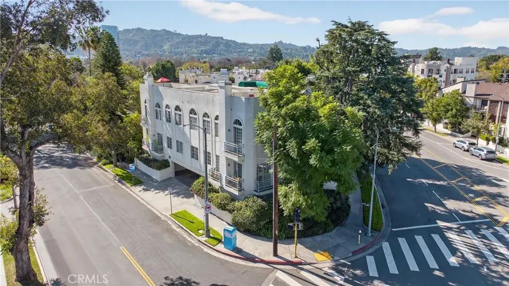 4464 Moorpark 104, Toluca Lake