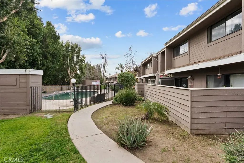12523 Bradley 3, Sylmar