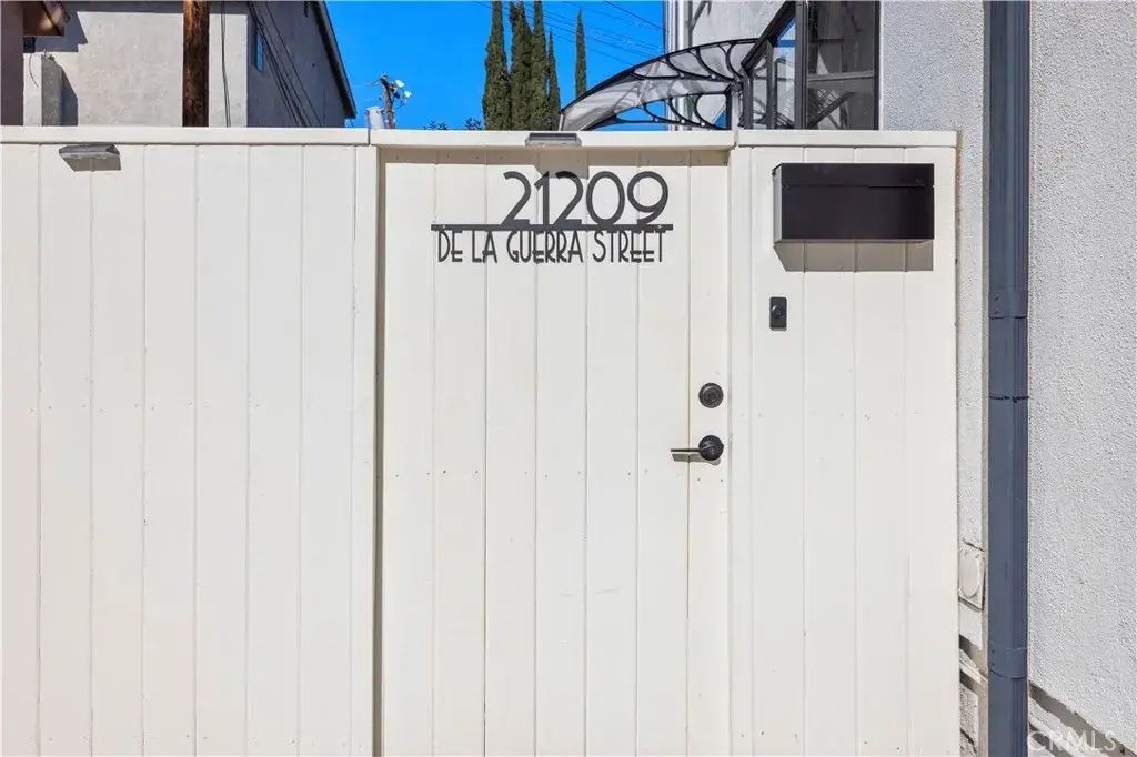21209 De La Guerra Street, Woodland Hills