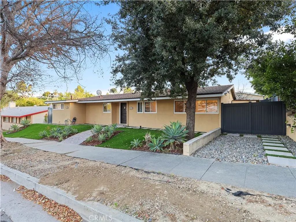 20324 Oxnard Street South, Woodland Hills