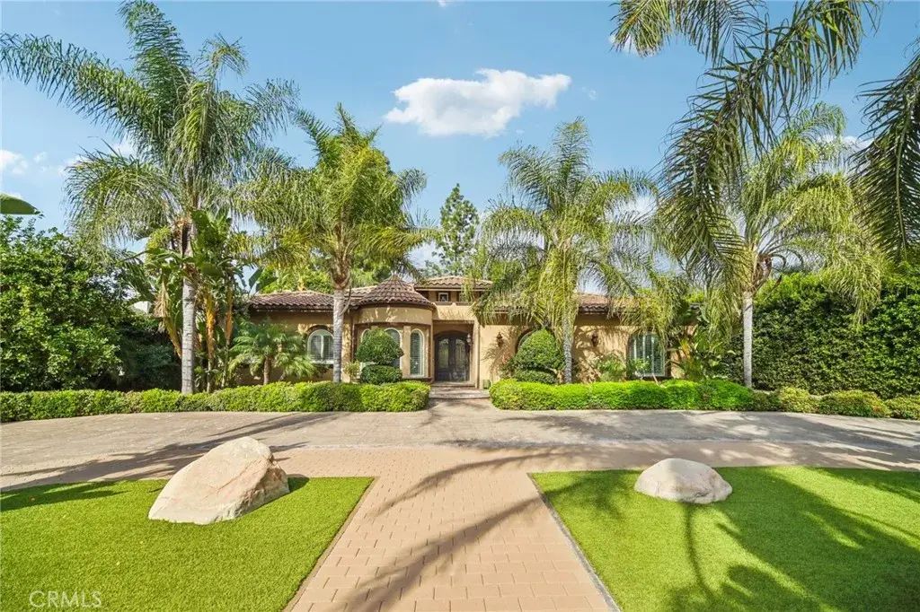 17401 Raymer Street, Sherwood Forest