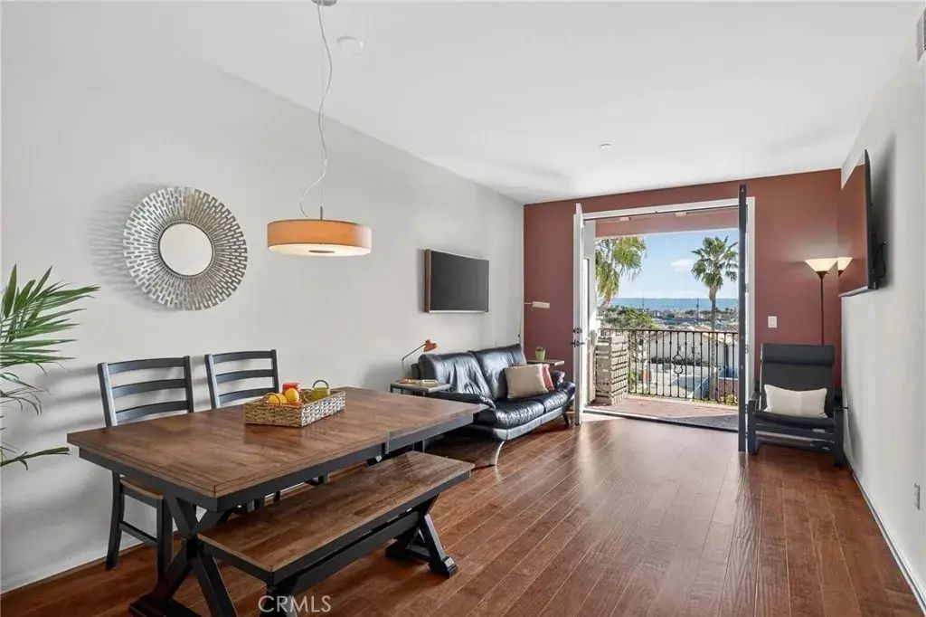 2001 Artesia 403, Redondo Beach