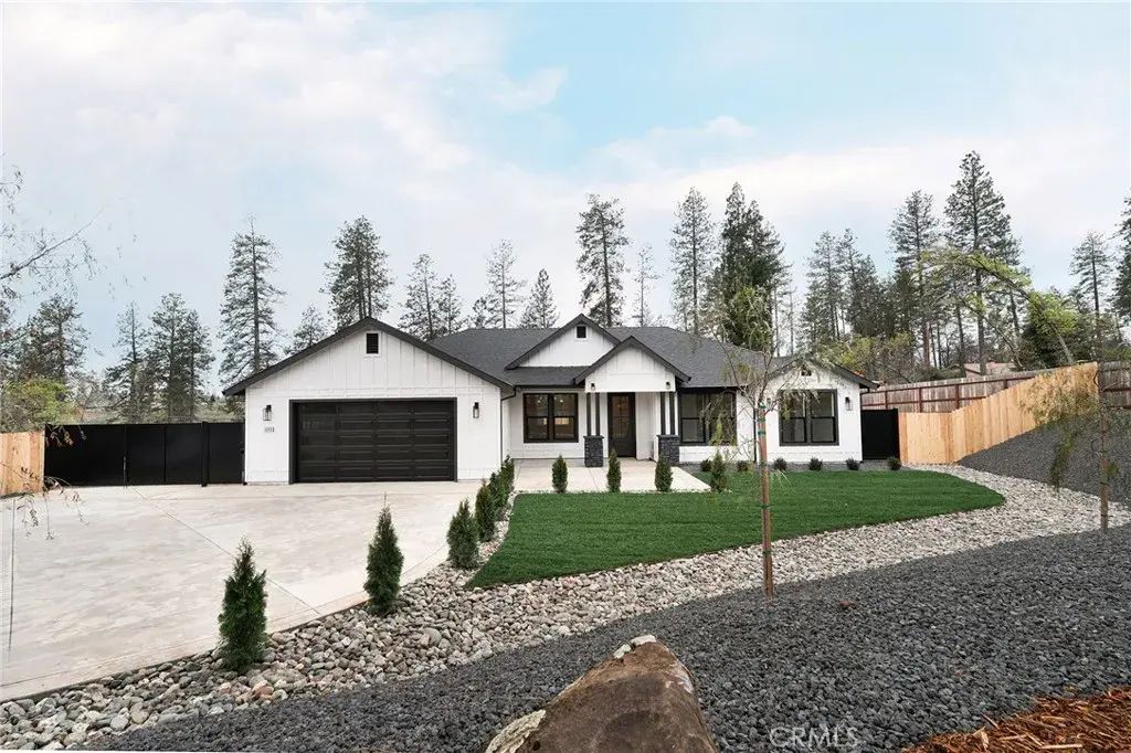 5745 Fickett, Paradise