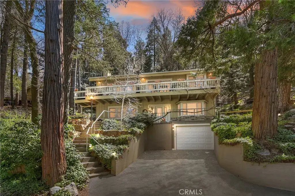 1212 Jungfrau, Crestline