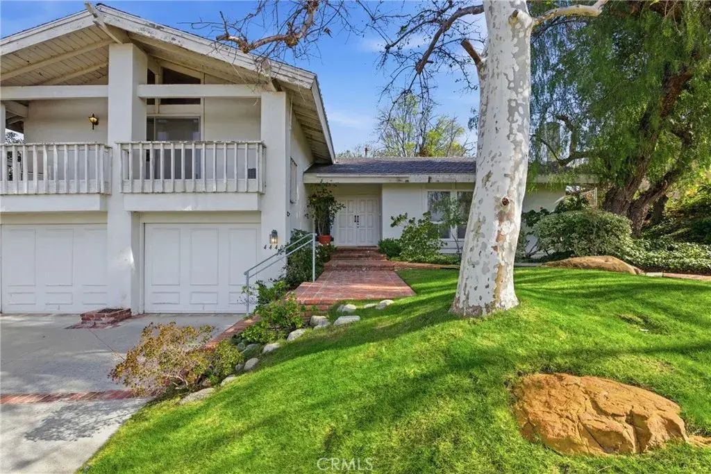 4440 Ellenita, Tarzana