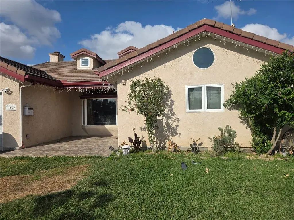 13623 Fanshaw Avenue, Paramount