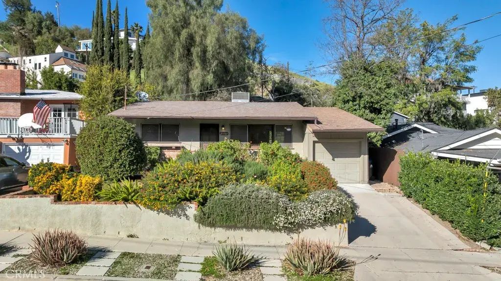 21501 Velicata Street, Woodland Hills
