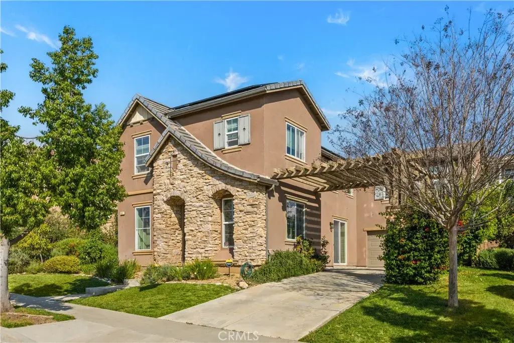 687 E Lemon Swirl, Azusa