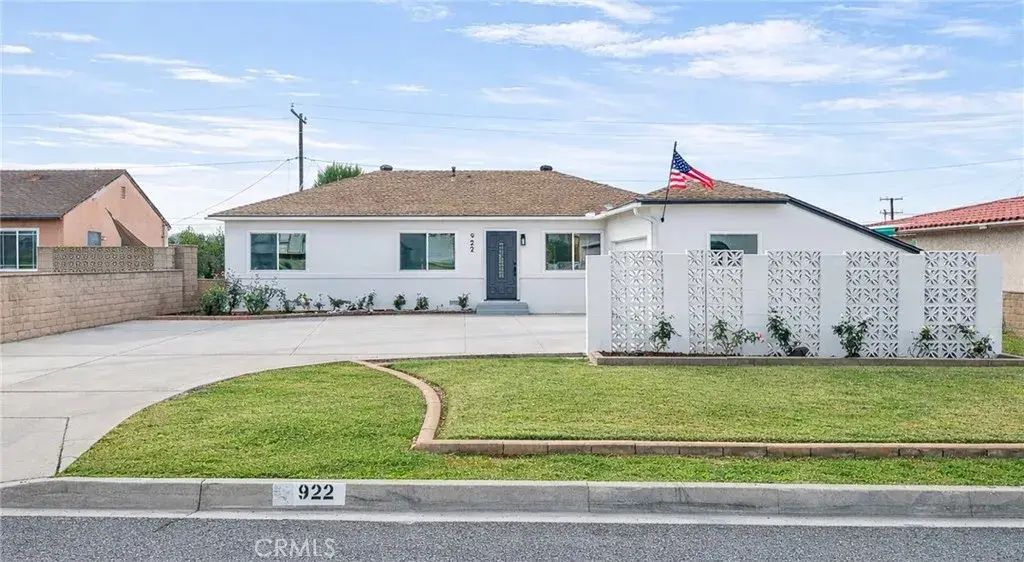 922 E Edgecomb, Covina