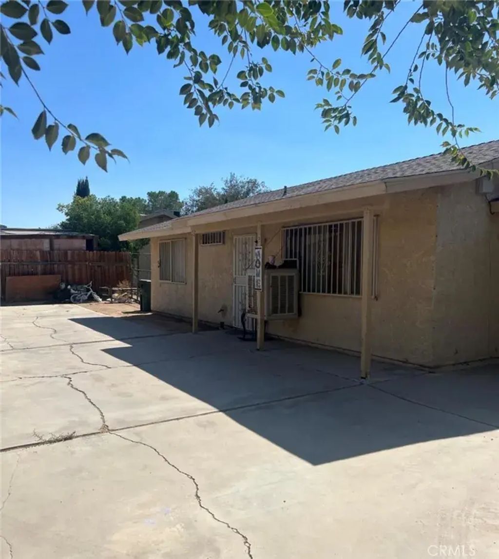 18605 New Hampshire B, Adelanto
