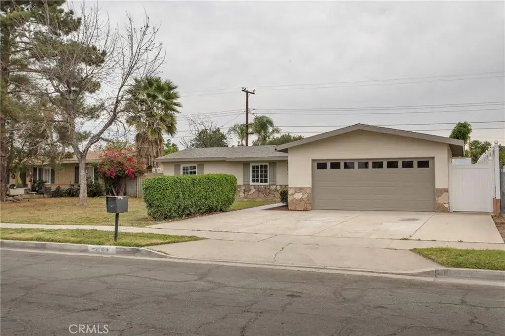 5653 Montgomery, Riverside