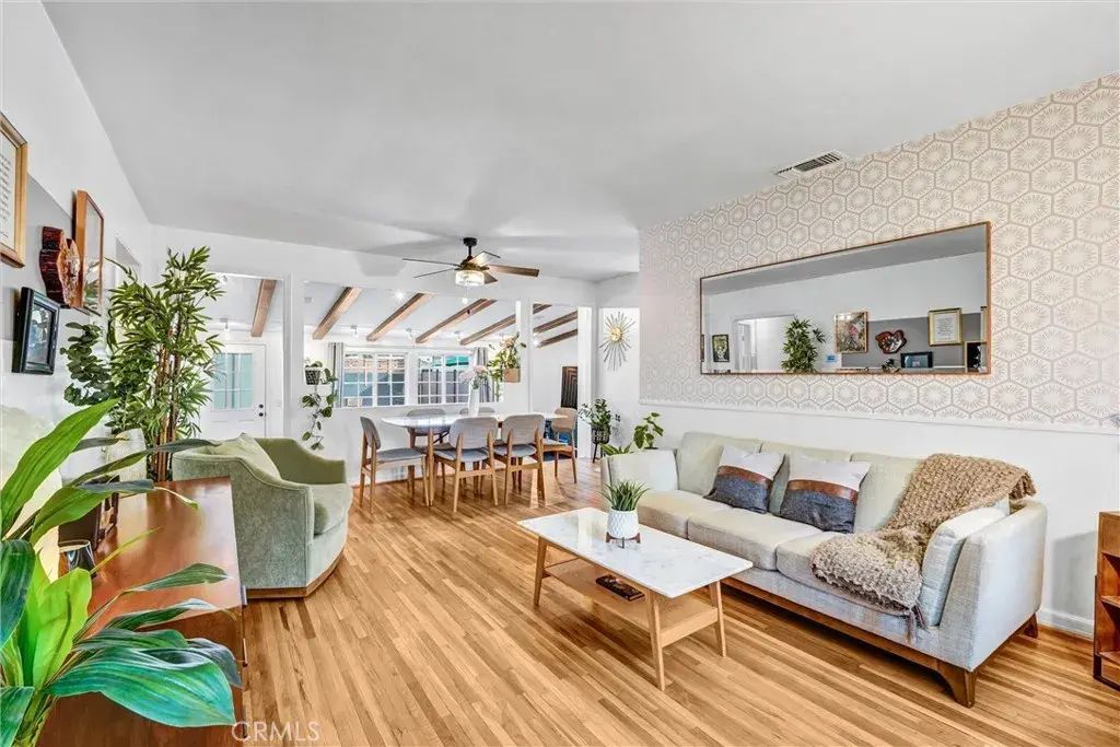 7758 Chimineas Avenue, Reseda