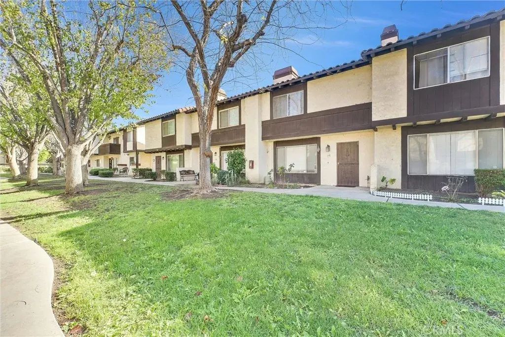 1077 Santo Antonio Drive 15, Colton