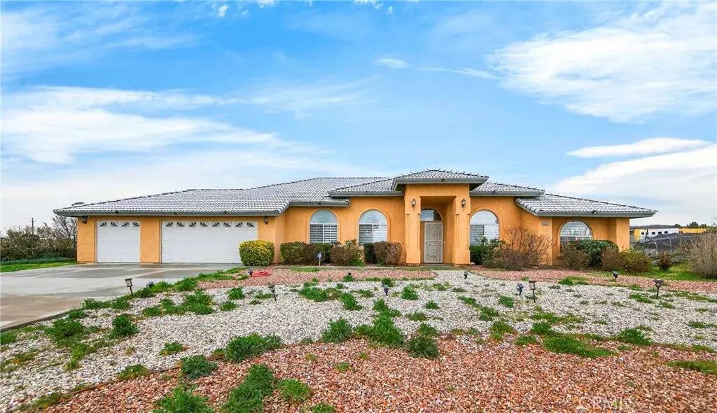 5635 Hollister, Phelan