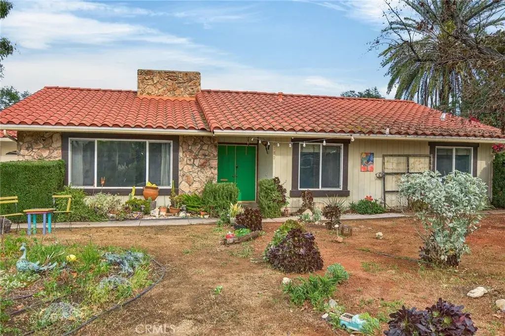 6180 Shaker, Riverside