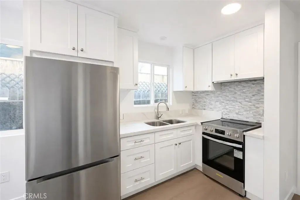 6907 Noble, Van Nuys