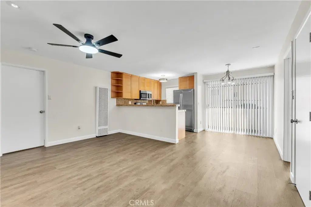 18530 Hatteras 226, Tarzana