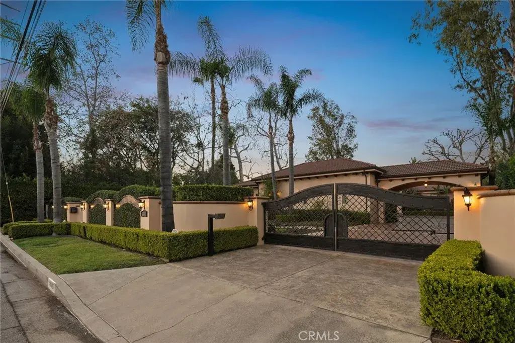13845 Magnolia Boulevard, Sherman Oaks