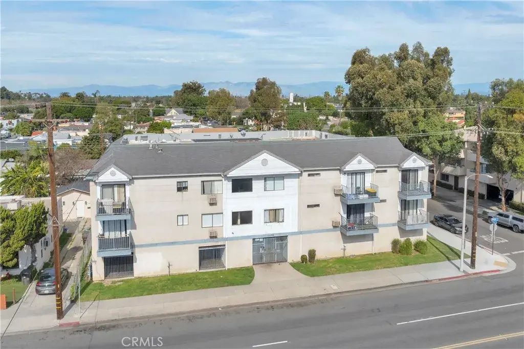 1075 E South, Long Beach