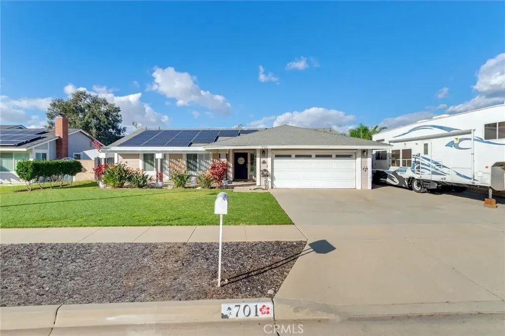 701 W Crestview Street, Corona