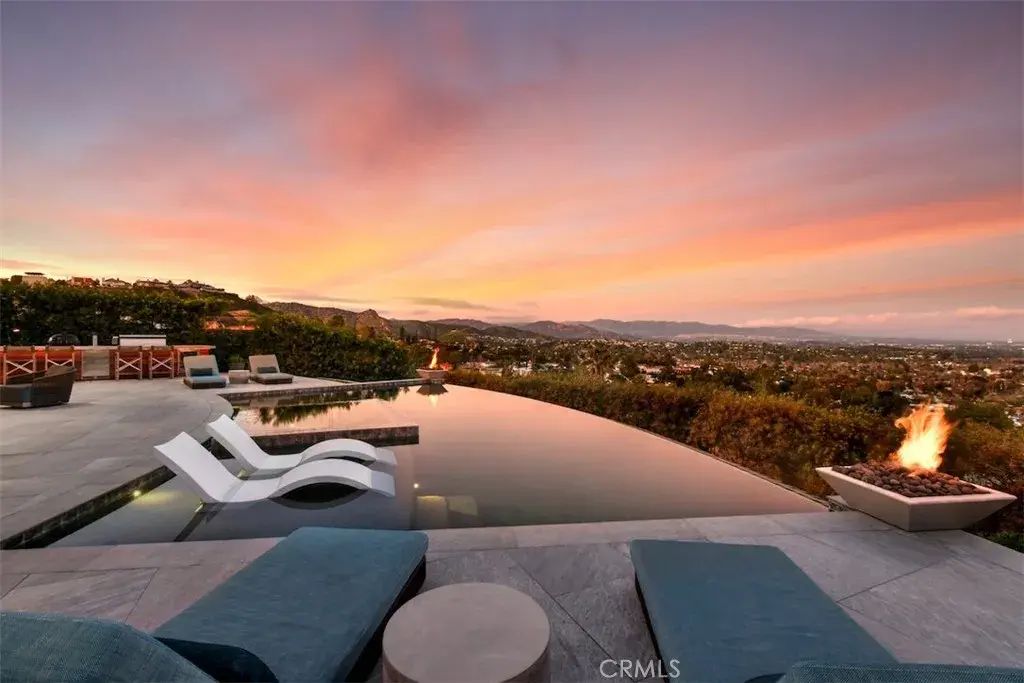 6100 Maury Avenue, Woodland Hills