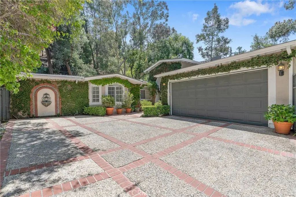3818 Hayvenhurst Avenue, Encino