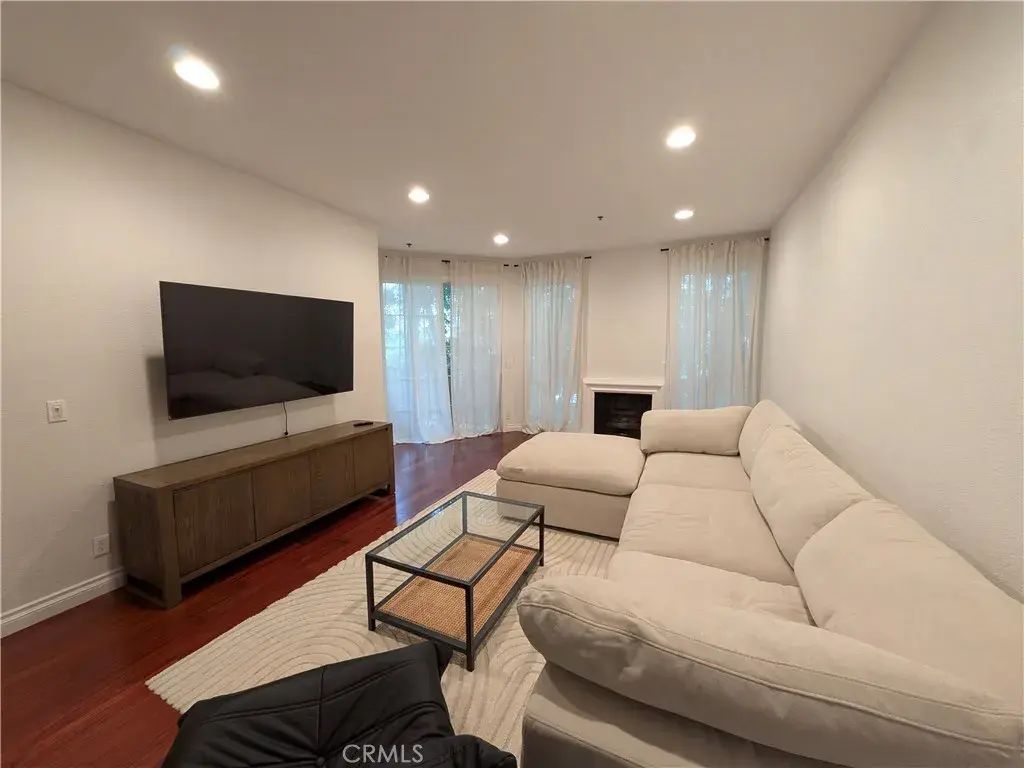585 N Rossmore Avenue 207, Los Angeles