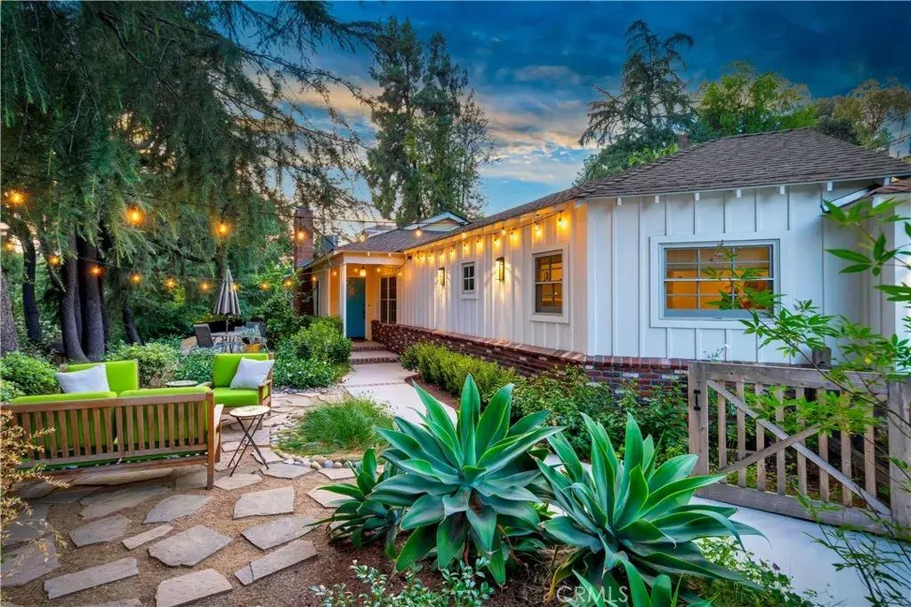 19631 Rosita Street, Tarzana