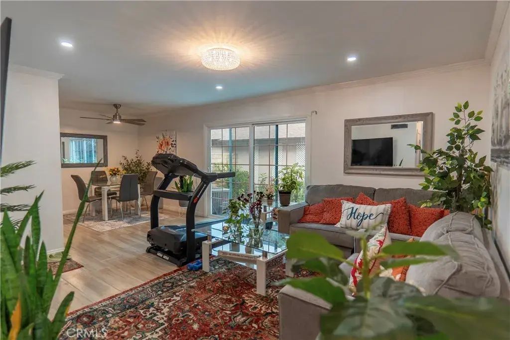 7554 Corbin 4, Reseda