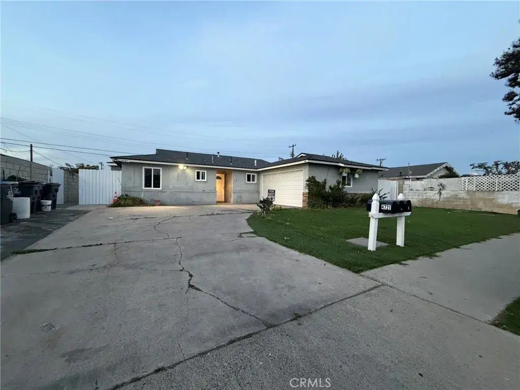 4721 W Oakfield, Santa Ana
