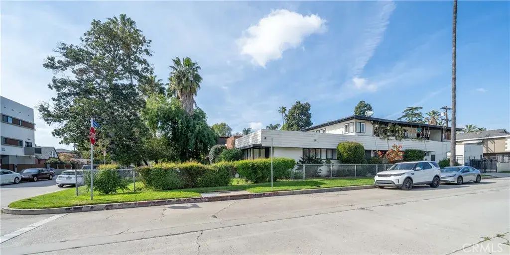 11001 Hortense Street, West Toluca Lake