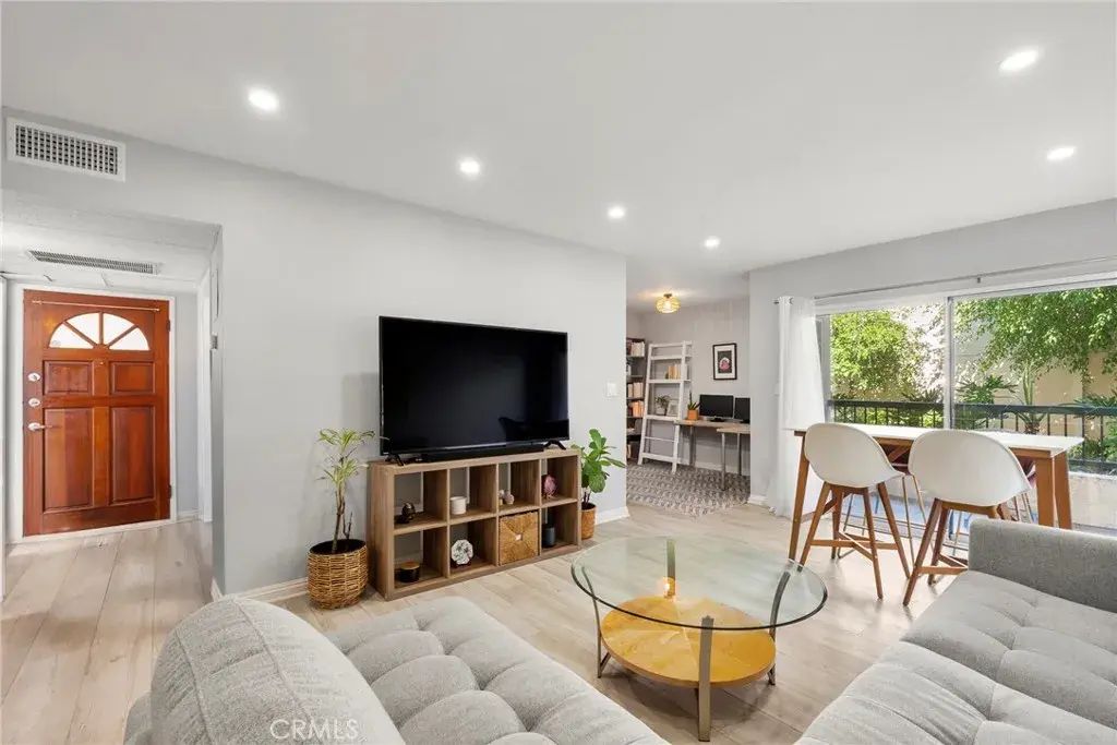 18307 Burbank 5, Tarzana