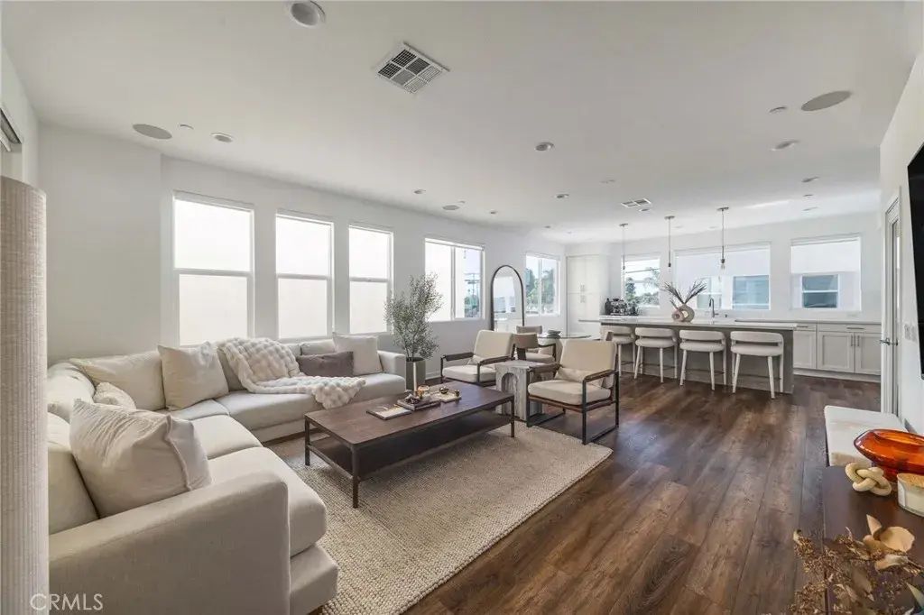 329 Ford, Costa Mesa