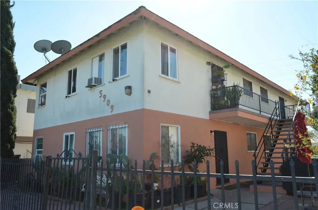 5909 Whitnall Hwy, North Hollywood