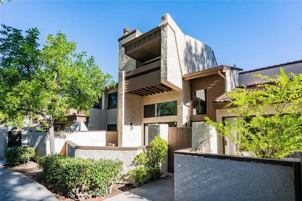 5800 Owensmouth Avenue 4, Woodland Hills