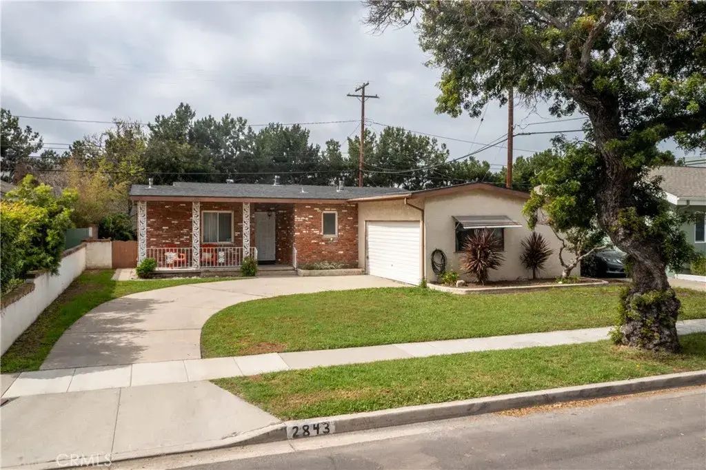 2843 Lomina, Long Beach