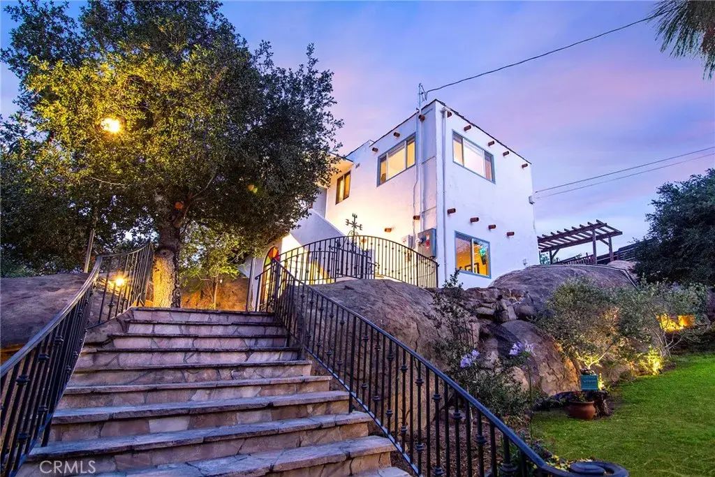 8500 Val Verde Drive, West Hills