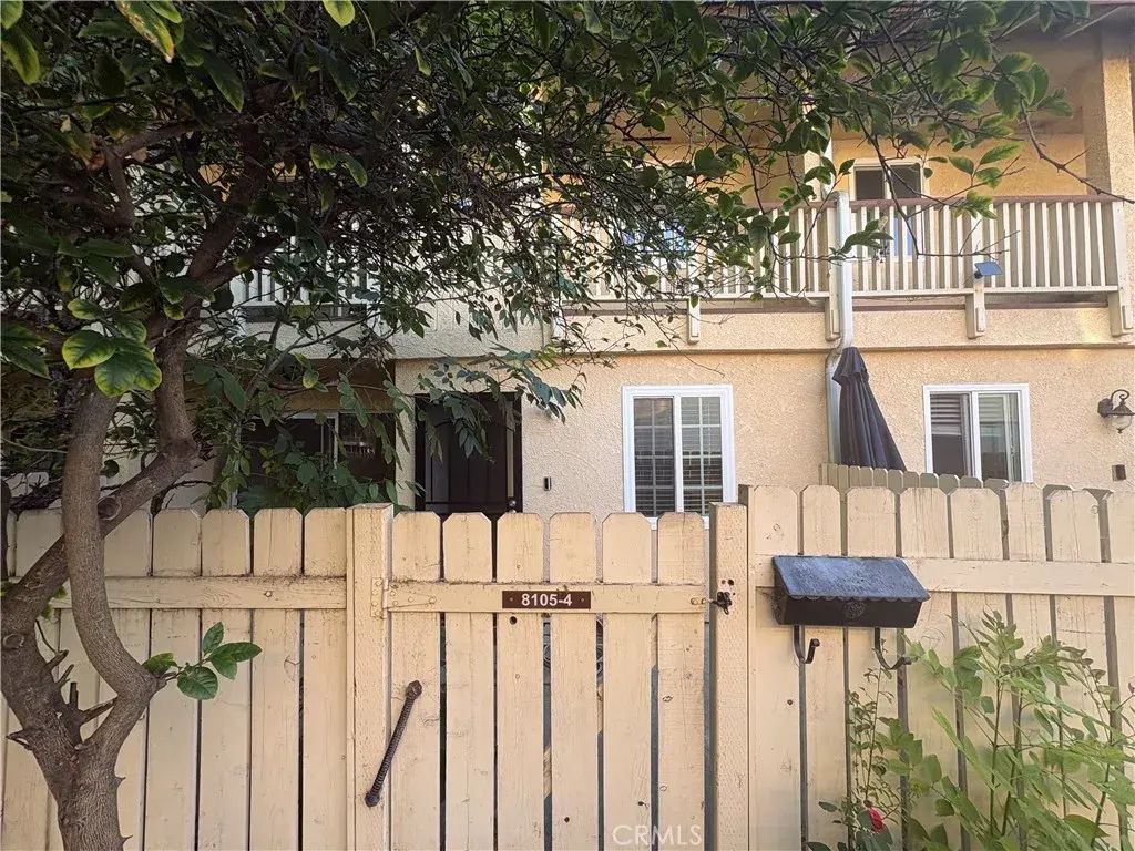 8105 Canby 4, Reseda