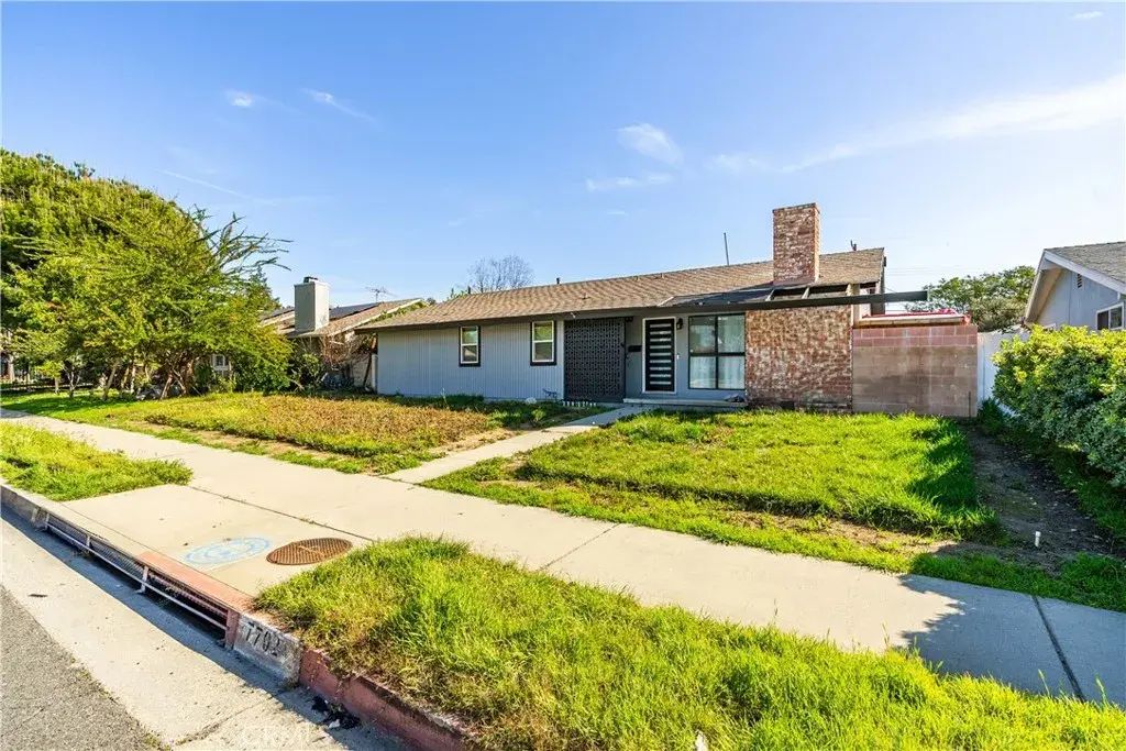 7702 De Soto, Canoga Park