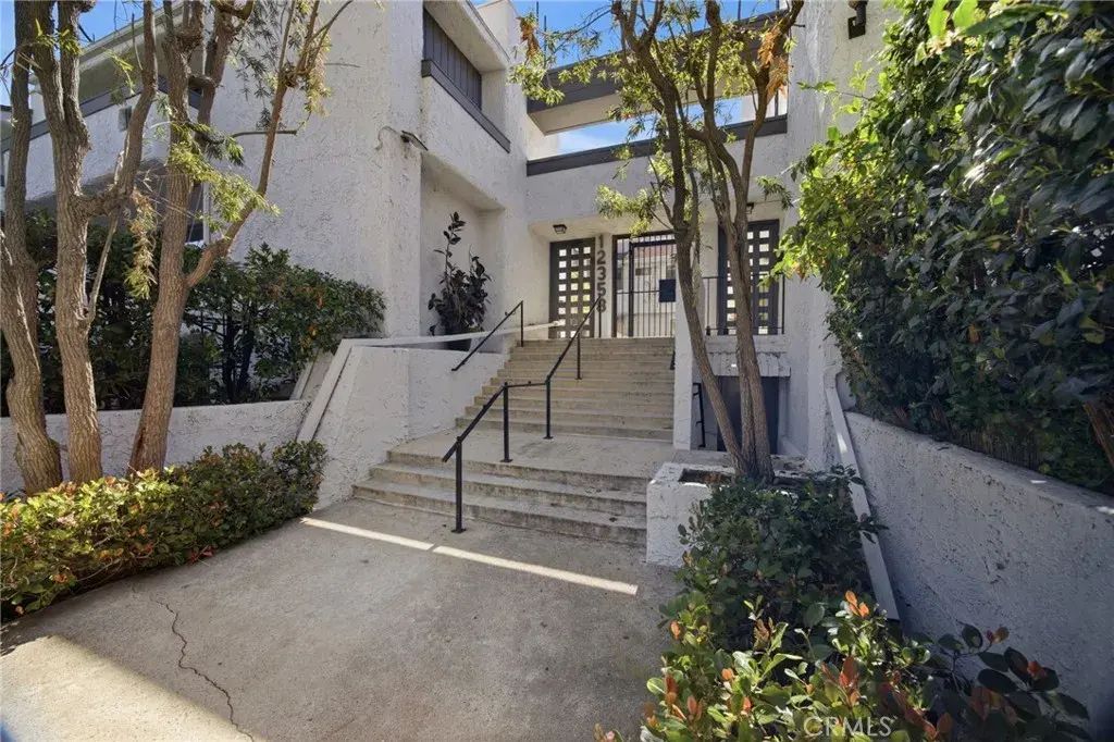 12358 Moorpark 5, Studio City