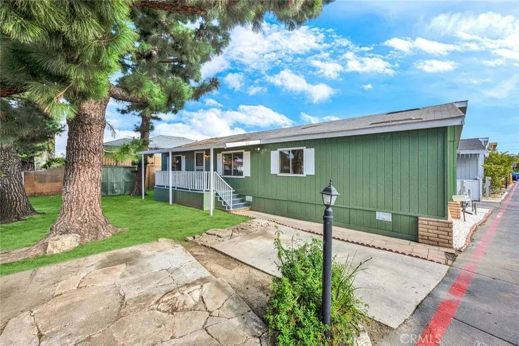 16600 Downey 60, Paramount