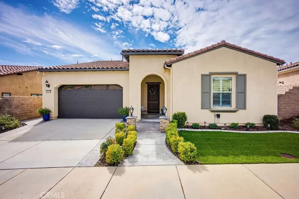 11407 Alton, Corona
