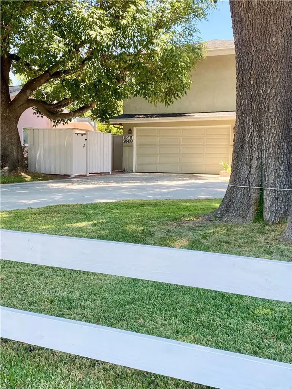 20407 Strathern 20409, Winnetka