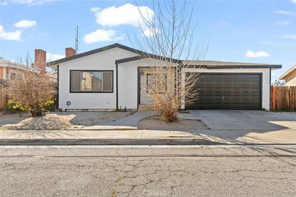 44053 Canyon Way, Lancaster