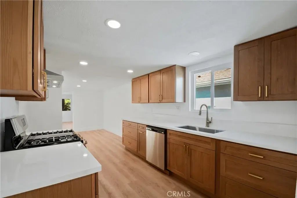 8330 Elburg, Paramount